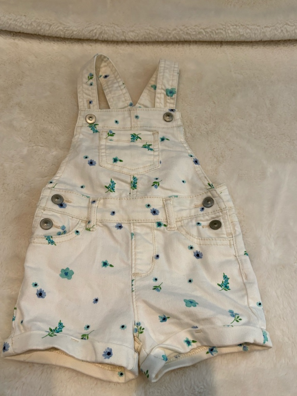 🌸5/$50🌸Toddler White denim Floral Short Overalls with Blue-Green Flowers